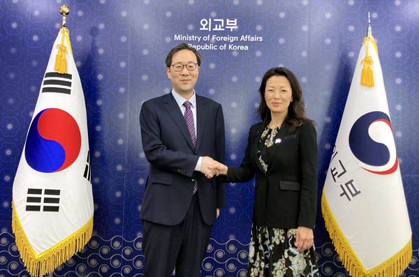 이준일 외교부 북핵외교기획단장과 정 박(Jung Pak) 미국 국무부 대북특별부대표를 수석대표로 하여, 양국 외교･정보･사법･금융당국 관계자 50여 명이 참석한 가운데 26일 서울에서 실무그룹 회의가 열렸다 [사진 제공 - 외교부]