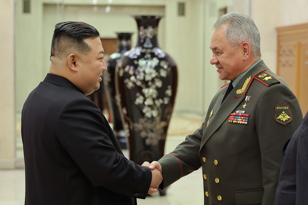 김정은 국무위원장이 방북한 러시아 세르게이 쇼이구 국방상을 접견했다. [사진-노동신문 갈무리]