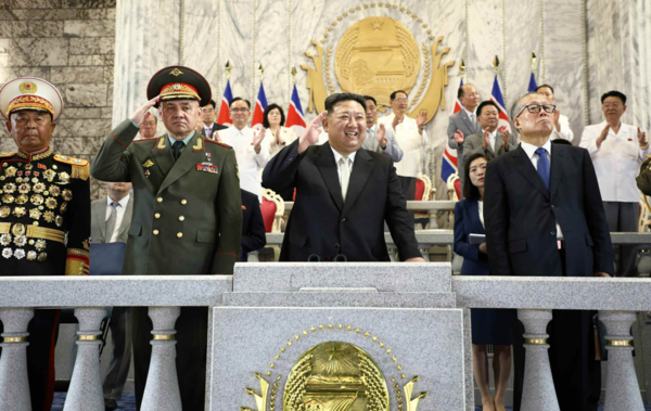 김정은 국무위원장이 세르게이 쇼이구 러시아 국방장관, 리훙중 중국 전인대 상무위원회 부위원장과 함께 27일 저녁 열린 전승 70주년 경출 열병식을 지켜보고 있다. [사진-노동신문 갈무리]