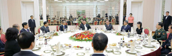 김 위원장은 중국 대표단을 연회에 초대했다. 북측에서는 조용원 당 조직비서와 최룡해 최고인민회의 상임위원장, 리일환·오수용 당비서, 최선희 외무상, 김성남 당 외교부장, 김여정 당 부부장 등이 자리를 함께 했다.  [사진-노동신문 갈무리]