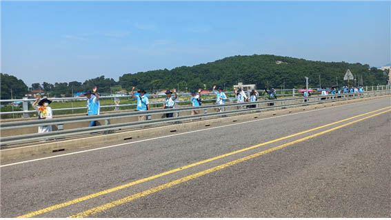 교동대교를 건너 교동도를 걷기 시작했다. [사진 - DMZ 국제평화행진단]