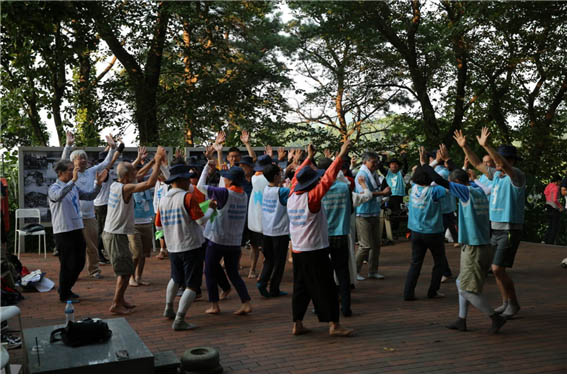 마지막 망향대 코스는 평화의 춤추기였다. [사진 - DMZ 국제평화행진단]