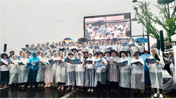 빗줄기가 강해졌지만 우리는 DMZ의 마지막 일정인 대합창을 하였다. [사진 - DMZ 국제평화행진단]