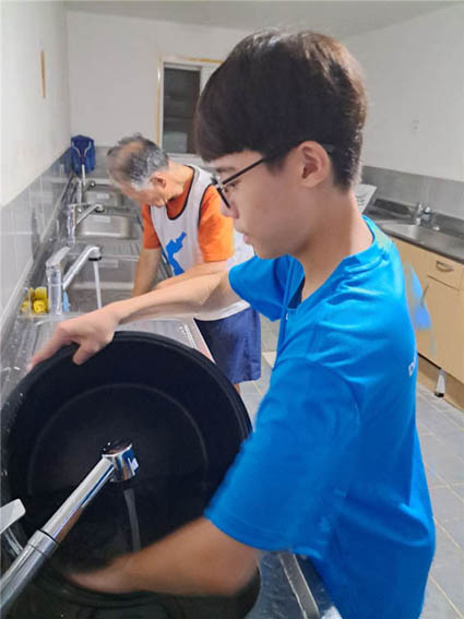 감히 장담하건대 나는 그때 설거지는 달인이 되었다고 자신 있게 말할 수 있다. [사진 - DMZ 국제평화행진단]