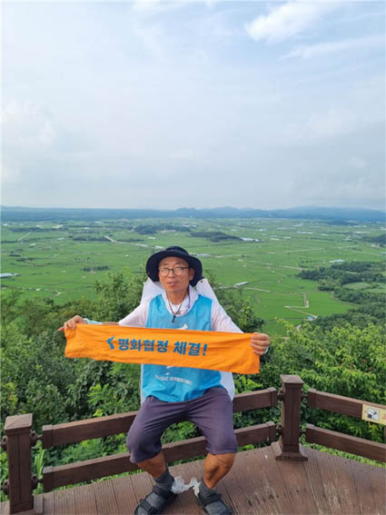 이번 행진하는 동안에는 전쟁 세력 특히, [조선일보]를 중심으로 하는 반민족 세력을 생각하며 의견을 나누기로 마음먹었다. [사진 - DMZ 국제평화대행진단]