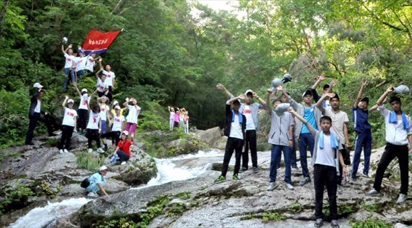 묘향산과 칠보산에서 진행되고 있는 전국학생소년들의 '6월2일야영'. [사진-조선신보 갈무리]