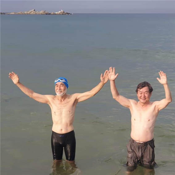 흥분된 마음으로 바닷물에 몸을 담그며 동강난 육지와 갈라지지 않은 바닷물의 차이를 생각했다. 조헌정 단장(왼쪽)과 함께 포즈를 취했다. [사진 - DMZ 국제평화대행진단]