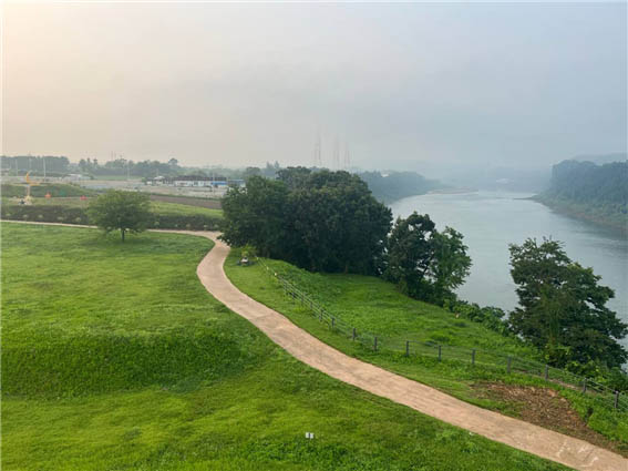 한반도의 허리를 가시 돋친 철망으로 칭칭 졸라맨 아픔과 슬픔을 만들어낸 책임은 누구에게 있나. [사진 - DMZ 국제평화대행진단]