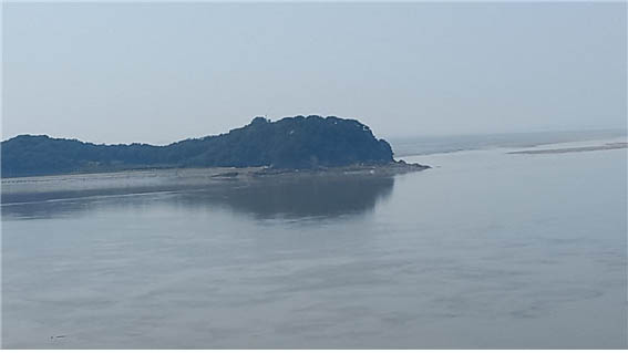 변곡의 상처를 안고 강물은 기어코 바다로 간다. [사진 - DMZ 국제평화대행진단]