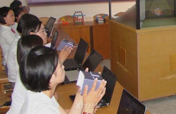 가상교수정황에서 교수실기연습을 하고 있는 평성교원대학 대학생들. [사진-조선신보 갈무리]