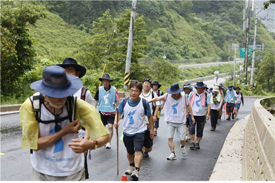 대행진에 참여한 고기교회 교우들은 교회에서 일상의 모습들을 그대로 보여주었다. [사진 - DMZ 국제평화대행진단]