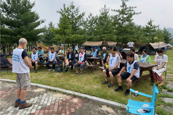 DMZ 평화 대행진 양구 구간에서 총 단장(조헌정 목사)의 인도로 그리스도인들을 위한 주일 예배를 10분 정도 드렸다. 그리스도인에게는 가슴 벅찬 시간이었다. [사진 - DMZ 국제평화대행진단]