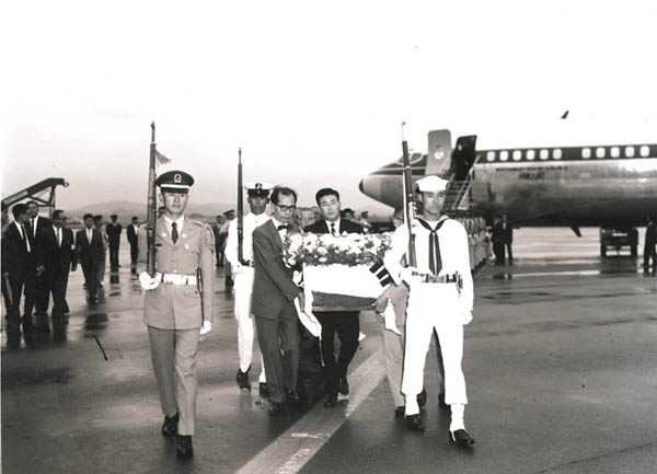 『이준 열사 환국』, 1963년 9월 30일 김포공항. 네델란드에서 동경을 거쳐 환국하였다. [사진 제공 - 이양재]