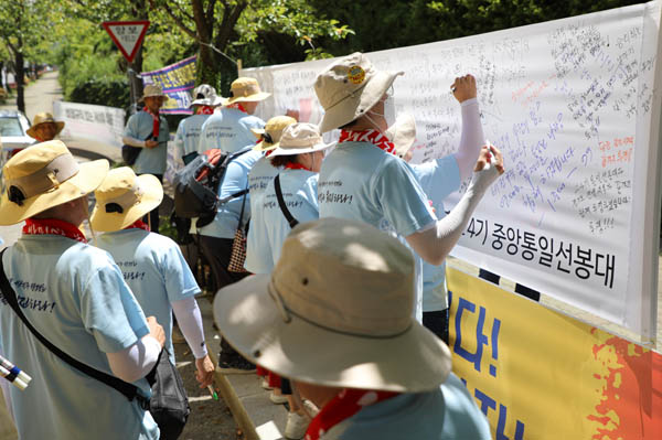 중통대원들이 청소노동자들의 승리를 염원하는 글발들을 남겼다. [사진 – 민주노총 중앙통선대]