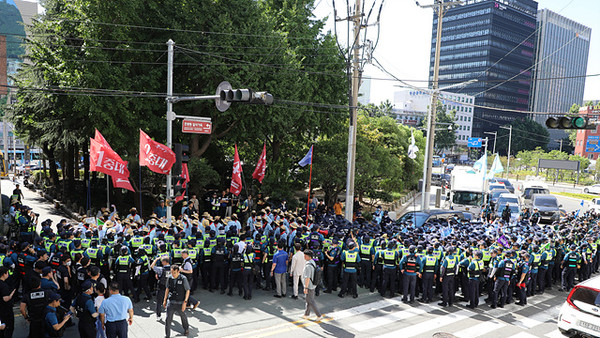 통일선봉대가 일본영사관 앞에서 경찰들에 의해 가로막혀 격렬한 대치 중에 있다. [사진 – 민주노총 중앙통선대]