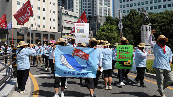 통일선봉대가 일본영사관 앞에서 항의투쟁을 끝내고 부산역까지 행진하고 있다. [사진 – 민주노총 중앙통선대]