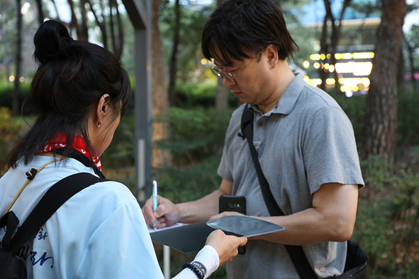 통선대원들이 후쿠시마 오염수 해양투기반대 서명운동을 전개하고 있다. [사진 – 민주노총 중앙통선대]