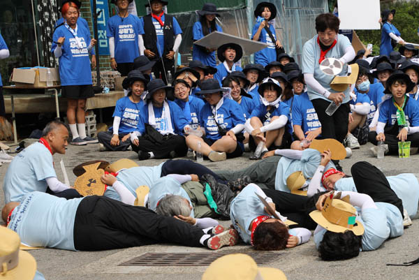 24기 민주노총 중앙통일선봉대가 참가자들앞에서 일본의 핵오염수 투기를 비난하는 풍자극을 선보여 많은 이들에게 웃음과 폭소를 안겨 주었다. [사진 – 민주노총 중앙통선대]