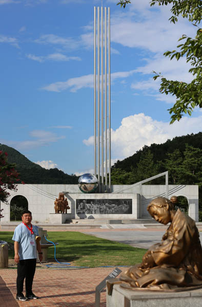 노근리 평화기념관 위령탑 앞에는 어머니가 자식을 보호하기 위해 온몸으로 감싸고 있는 동상이 상징적으로 세워져 있다. [사진 – 민주노총 중앙통선대]