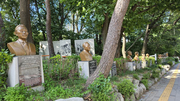 근현대사기념관 외부에 나란히 늘어선 흉상들. 첫 번째가 이준 열사 흉상이다. [사진 - 통일뉴스 김치관 기자]