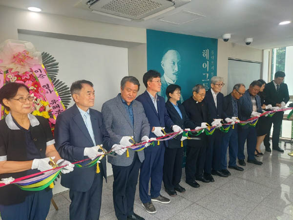 이준 열사 유해봉환 60주기 추모 특별전 “돌아오지 못한 헤이그 특사” 개막식 테이프 커팅 모습. [사진 제공 - 리준만국평화재단]