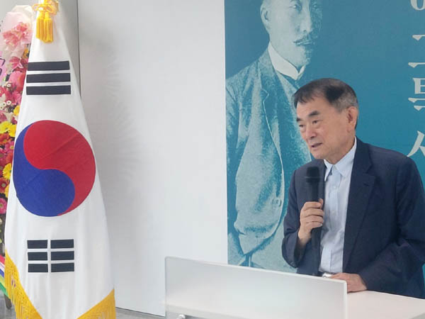 소장 자료들을 출품한 이양재 리준만국평화재단 이사장이 축사를 하고 있다. [사진 제공 - 리준만국평화재단]