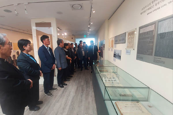 개막식은 전시장을 둘러보는 것으로 마무리됐다. [사진 제공 - 리준만국평화재단]