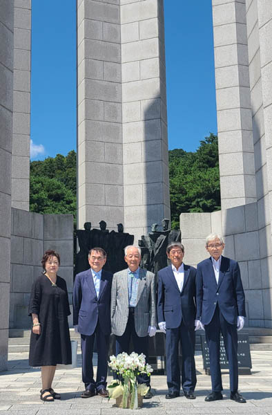 일부 참석자는 개막식에 앞서 국립 4.19민주묘지를 찾아 헌화했다. [사진 제공 - 리준만국평화재단]