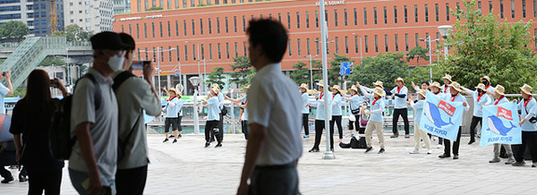 중통대는 일본 핵오염수 해양 투기 반대 서명을 받기 위해 서울역 앞에서 대시민 선전전에 나섰다.[사진–민주노총 중앙통선대]