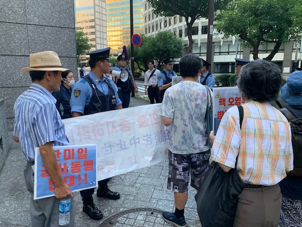 미국대사관을 향하는 요청단을 가로막는 일본경찰관들. [사진-통일뉴스 박명철 통신원]