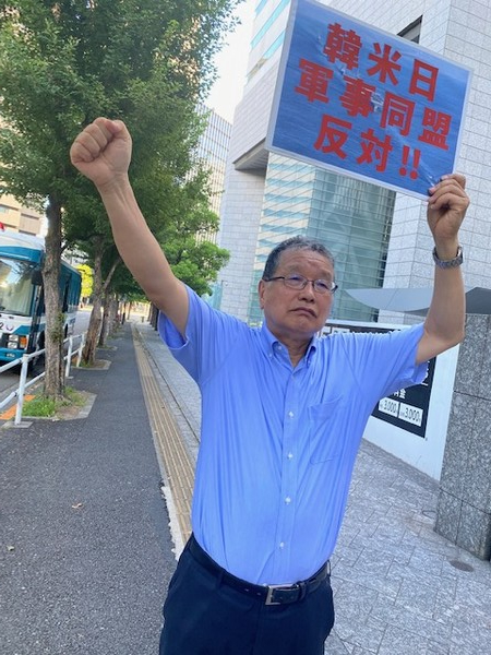 인사 마지막에 피켓을 들고 구호를 외치는 손형근 의장. [사진-통일뉴스 박명철 통신원]