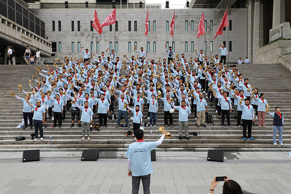 24기 민주노총 통일선봉대는 세종문화회관 앞에서 일본 핵오염수 투기 규탄배격투쟁에 앞서 해단식을 진행하였다.[사진–민주노총 중앙통선대]