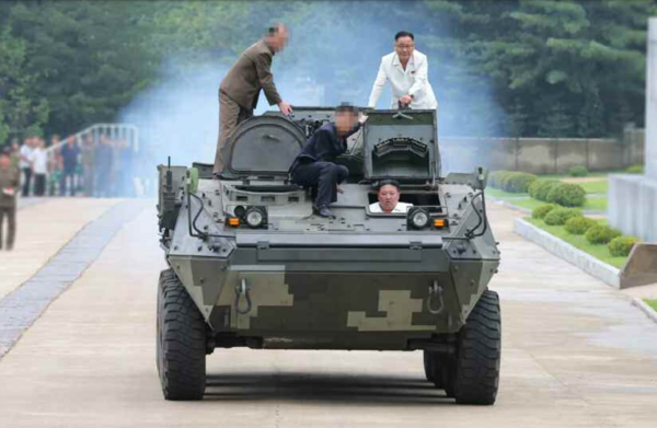 김정은 위원장이 전투장갑차를 직접 운전하고 있다. [사진-노동신문 갈무리]