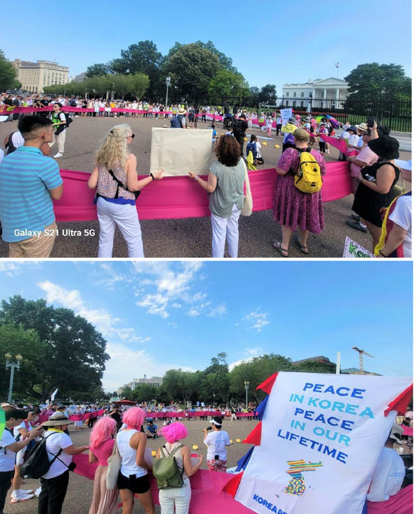 백악관앞 집회에서 크게 원을 그린 핑크 띠를 참가자들이 들고 있다. 7월 27일 한국에서는 평택 미군기지를 핑크띠로 에워싸는 인간띠잇기 운동이 있었고 백악관 앞에서도 같은 상징물을 사용했다. [사진 - 이재수]