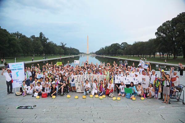 7월 27일 링컨기념관 앞에서 강강수월래 후 찍은 단체 사진, 모두의 표정이 밝다. [사진 - 김창종]