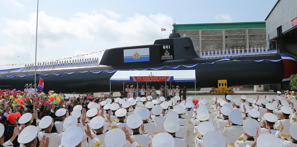 북한이 지난 6일 김정은 국무위원장이 참가한 가운데 '봉대조선소'에서 첫 개발한 전술핵탑재 전술핵공격잠수함을 건조식을 진행했다. [사진-노동신문 갈무리]