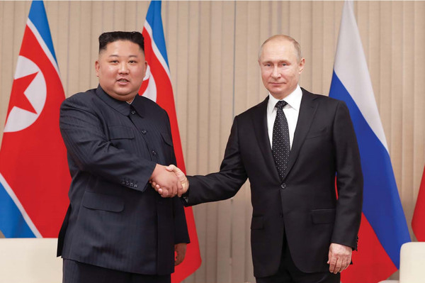 2019년 4월 러시아 블라디보스토크에서 만나 북러정상회담을 하는 김정은 국무위원장과 푸틴 대통령. [통일뉴스 자료사진]
