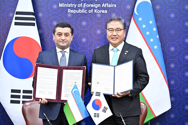 한-우즈베키스탄 외교장관은 제반 분야에서 양국간 호혜적 협력을 강화해 나간다는 내용의 전략대화 결과문서에 서명했다. [사진 제공 - 외교부]