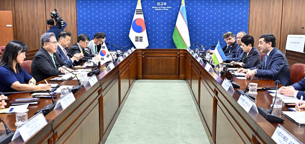 제1차 한-우즈베키스탄 외교장관 전략대화는 양국간 제반 현안들을 협의했다. [사진 제공 - 외교부]