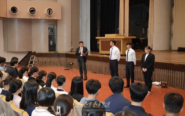 항저우 아시안게임에 북한 대표로 출전하는 재일 조선대학교 학생들을 격려하는 모임. [사진-조선신보 갈무리]