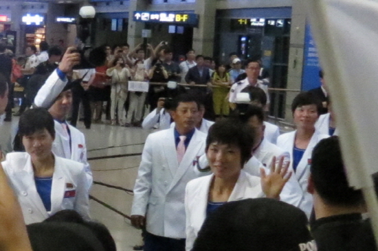 2014년 9월 인천 아시안게임에 참가하는 북한 선수단이 평양을 출발해 인천국제공항에 도착한 광경. [통일뉴스 자료사진]