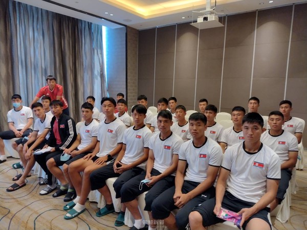 항저우 아시안게임에 출전하는 재일동포 축구선수들이 16일 북한대표팀과 합류했다. [사진-조선신보 갈무리]