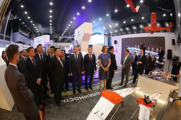 러시아 방문 기간 중 연해주를 찾아 드론 등을 살펴보는 김정은 위원장. 코제먀코 연해주 주지사는 김 위원장에게 연해주에서 생산한 방탄복을 비롯해 자폭 드론 5대, 수직이륙 기능을 갖춘 정찰용 드론 1대 등을 선물했다. [사진-노동신문 갈무리]