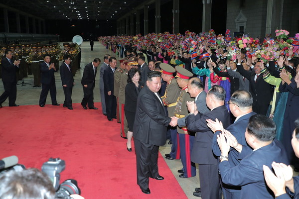 평양에 도착한 김 위원장 일행을 당정군 간부들과 군중들이 환영하고 있다. [사진-노동신문 갈무리]
