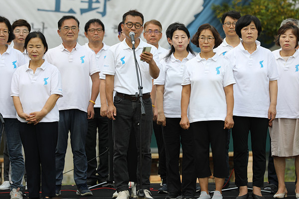 615시민합창단 이광석 지휘자가 인사말을 하고 있다. [사진-통일뉴스 김래곤 통신원]