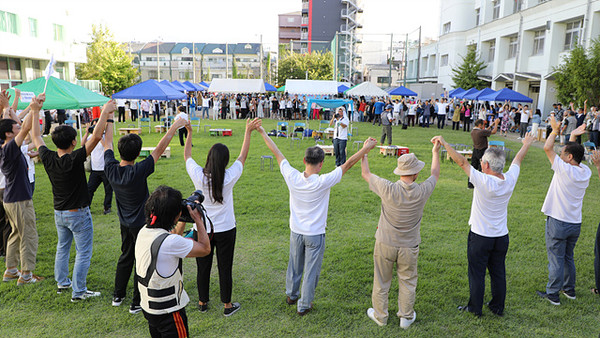 통일마당 이쿠노 전체 참가자들이 615시민합창단의 앵콜송 홀로아리랑, 고향의 봄, 우리의 소원은 통일에 하나의 마음을 모았다. [사진-통일뉴스 김래곤 통신원]