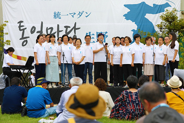 615시민합창단 김태임 운영위원장이 자작시 ‘지금 여기 고향의 봄’을 낭독하고 있다. [사진-통일뉴스 김래곤 통신원]