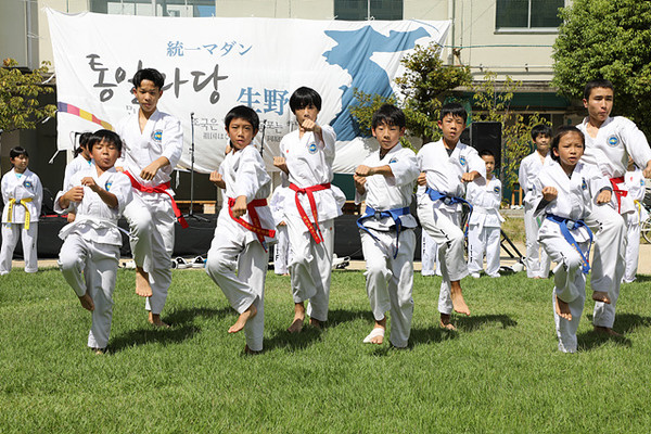재일동포 어린이들이 태권도 시범을 보이고 있다. [사진-통일뉴스 김래곤 통신원]