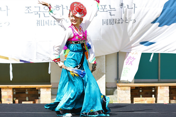 조선무용 부채춤. [사진-통일뉴스 김래곤 통신원]