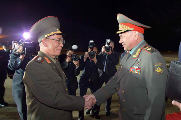 강순남 북한 국방상(왼쪽)이 지난 7월 25일 방북한 쇼이구 러시아 국방장관을 영접하고 있다. [자료 사진 - 통일뉴스]
